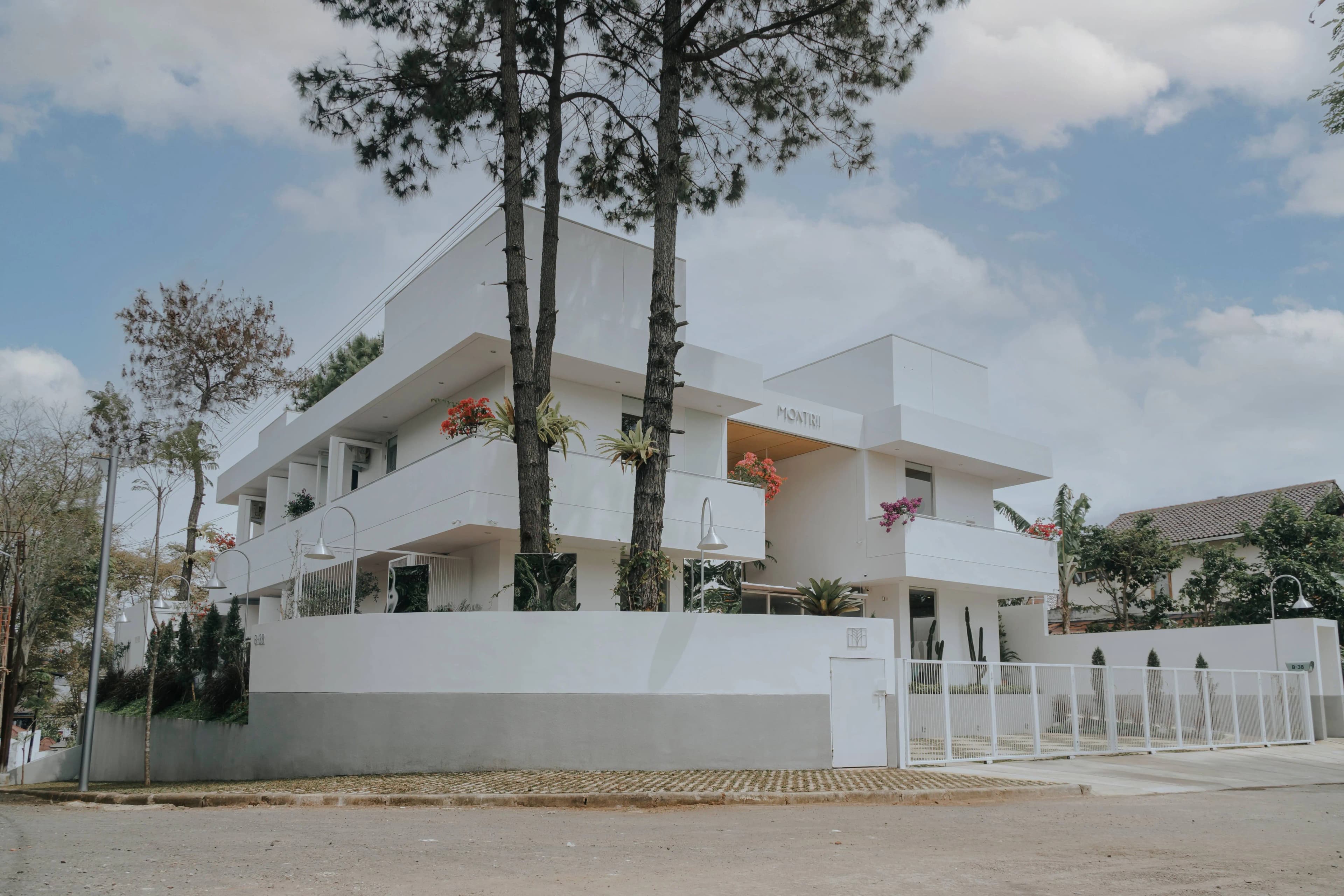 MONTRII HOUSE - ENTIRE mobile 1